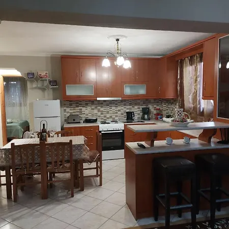 Areti's Garden 2 アパート カランバカ